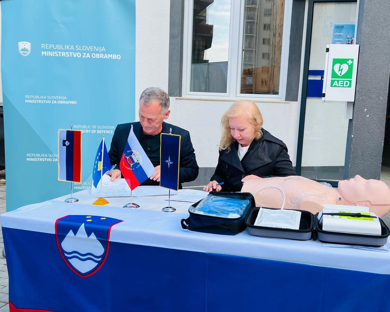 KFORI SLOVEN  dhuron një Defibrilator për QKMF-në Fushë Kosovë