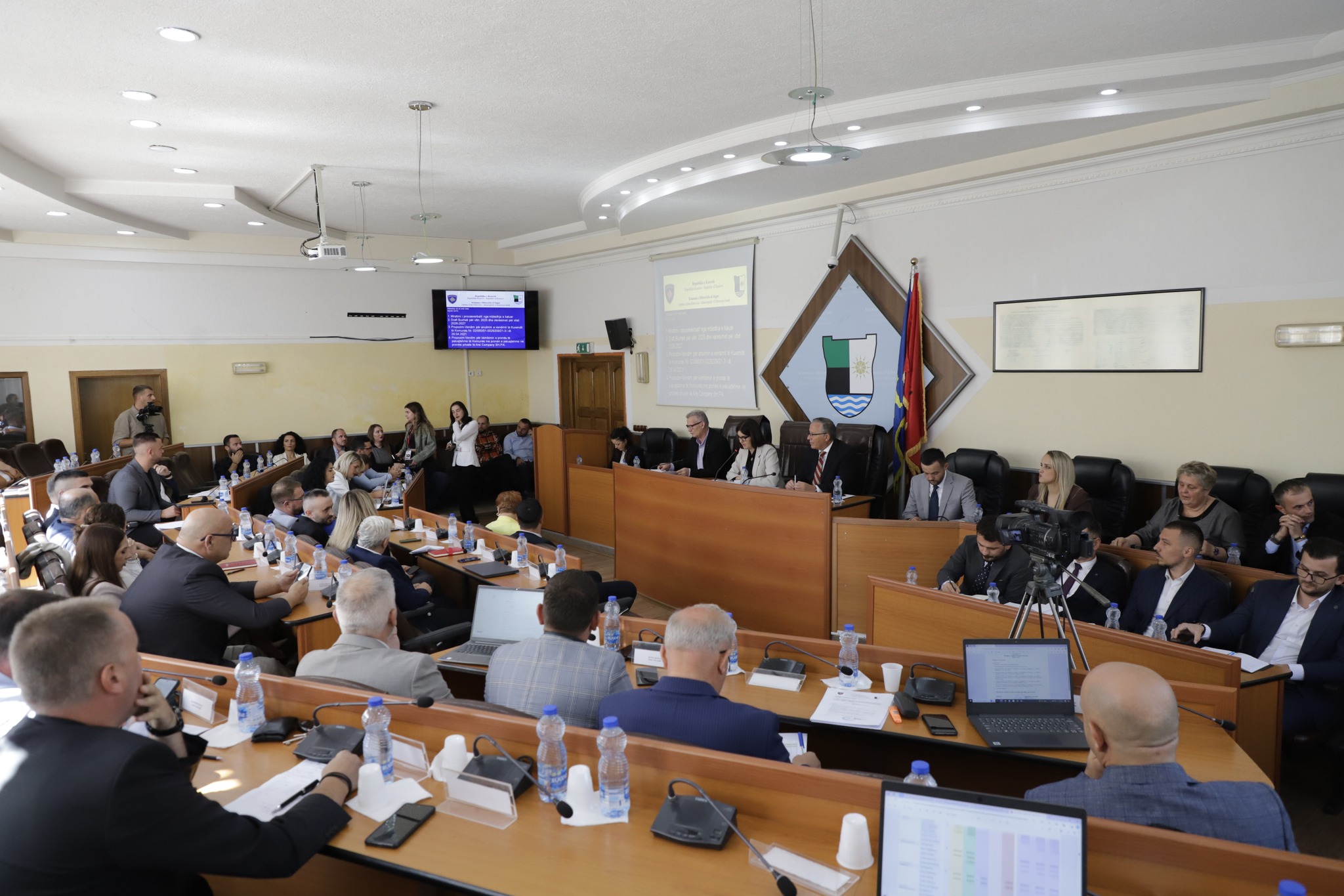 Kuvendi Komunal i Mitrovicës miraton Buxhetin për vitin 2025 dhe parashikimet për vitet 2026 dhe 2027