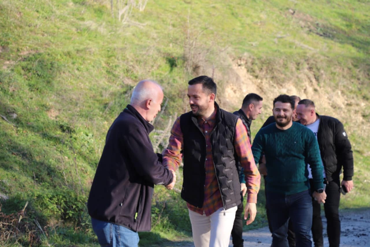 Asfaltohen rrugicat në fshatin Kçiq të Madh