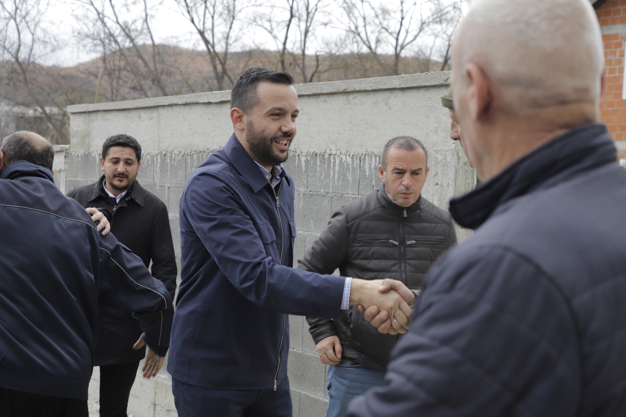 Vazhdon asfaltimi i rrugëve në fshatin Broboniq