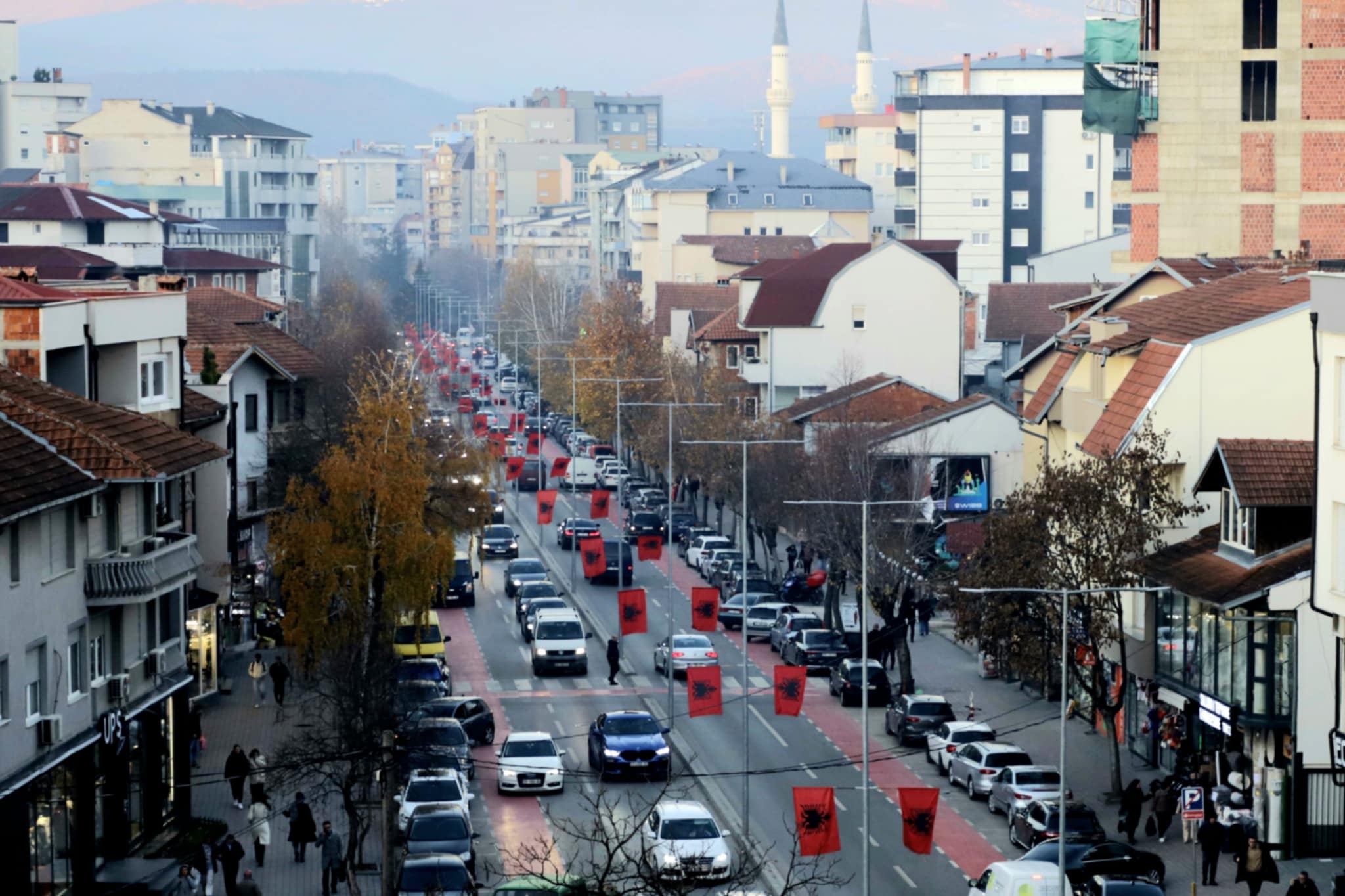 Qyteti i Mitrovicës në prag të 28 Nëntorit zbukurohet me flamuj kombëtarë dhe shtetëror
