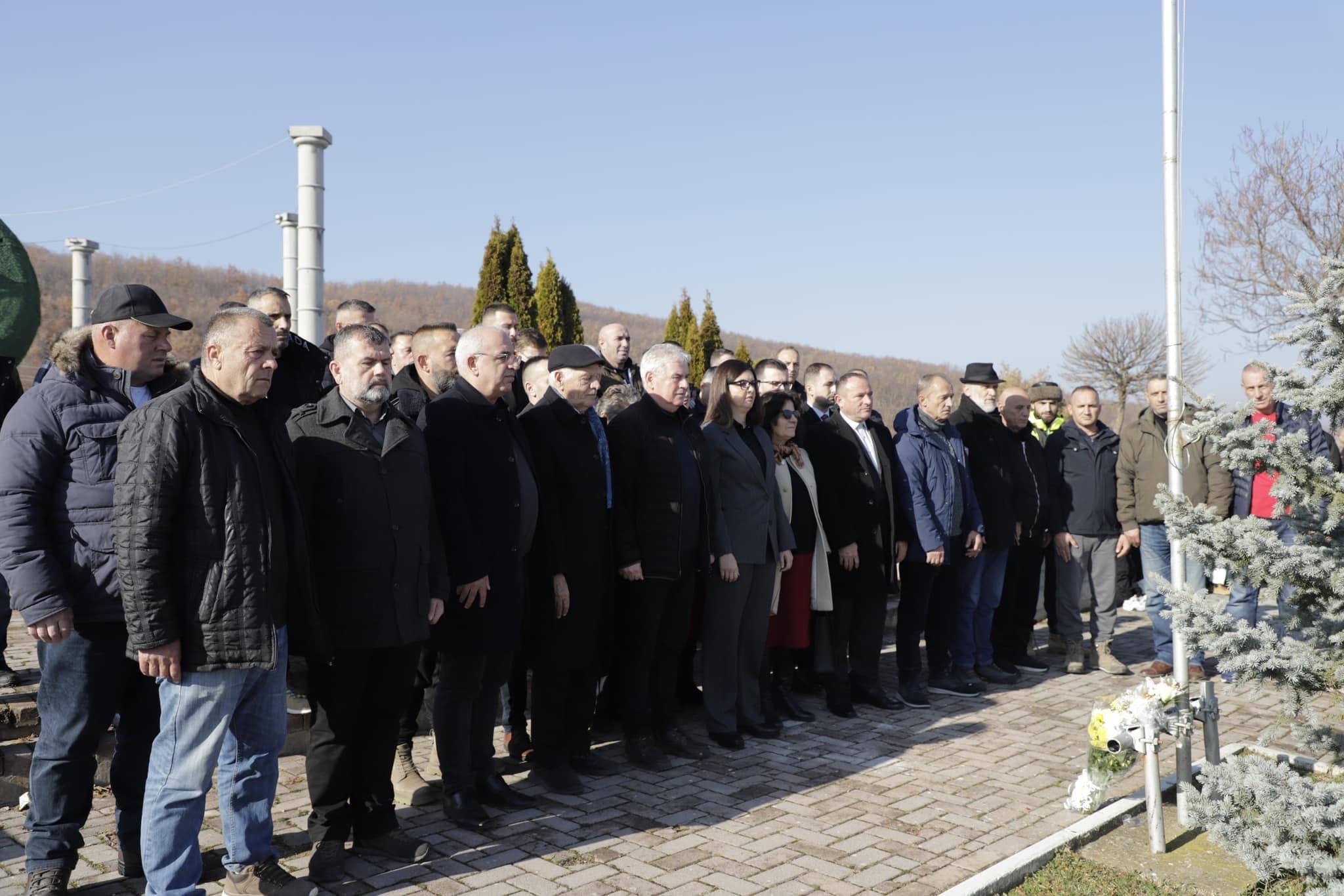Përfaqësues komunal nderojnë dëshmorët për Festën e 28 Nëntorit