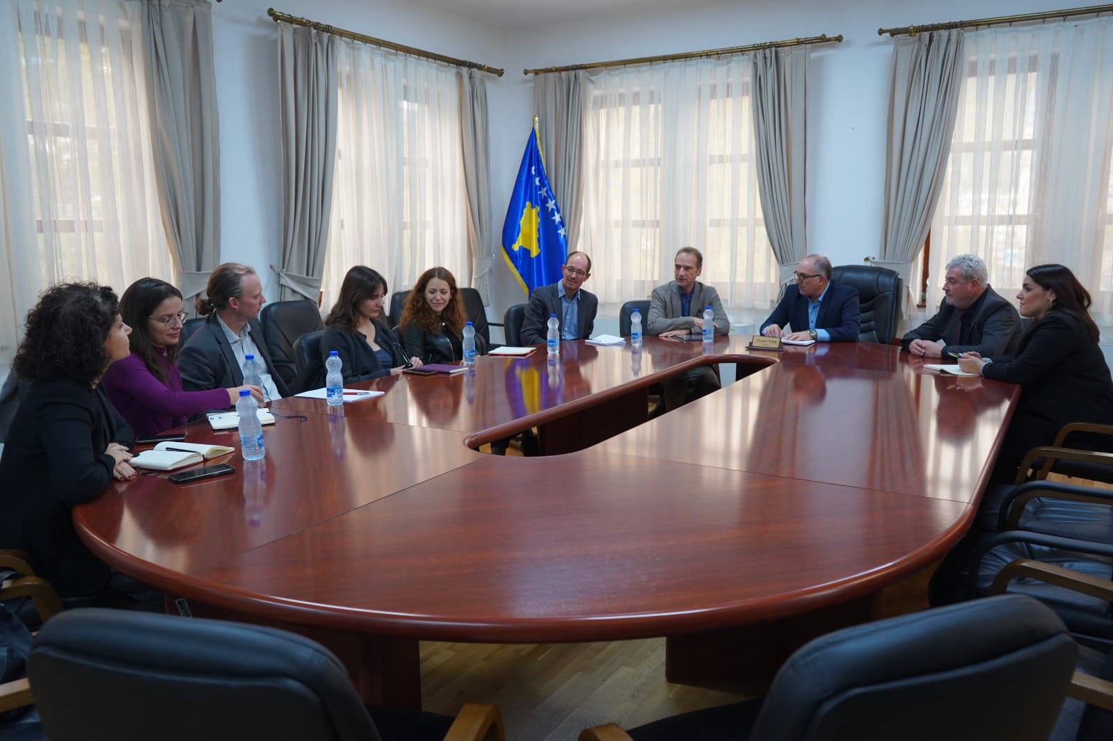 Kryetari Totaj ka pritur në takim prfaqësuesit e projektit rajonal “Mobiliteti Urban i Qëndrueshëm ndaj Klimës”