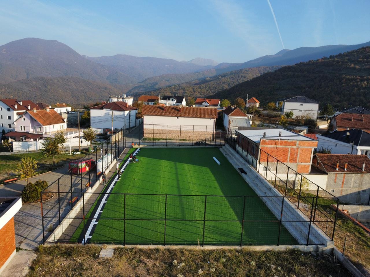 Në fshatin Bellushë po vazhdojnë punimet për rregullimin e fushës sportive