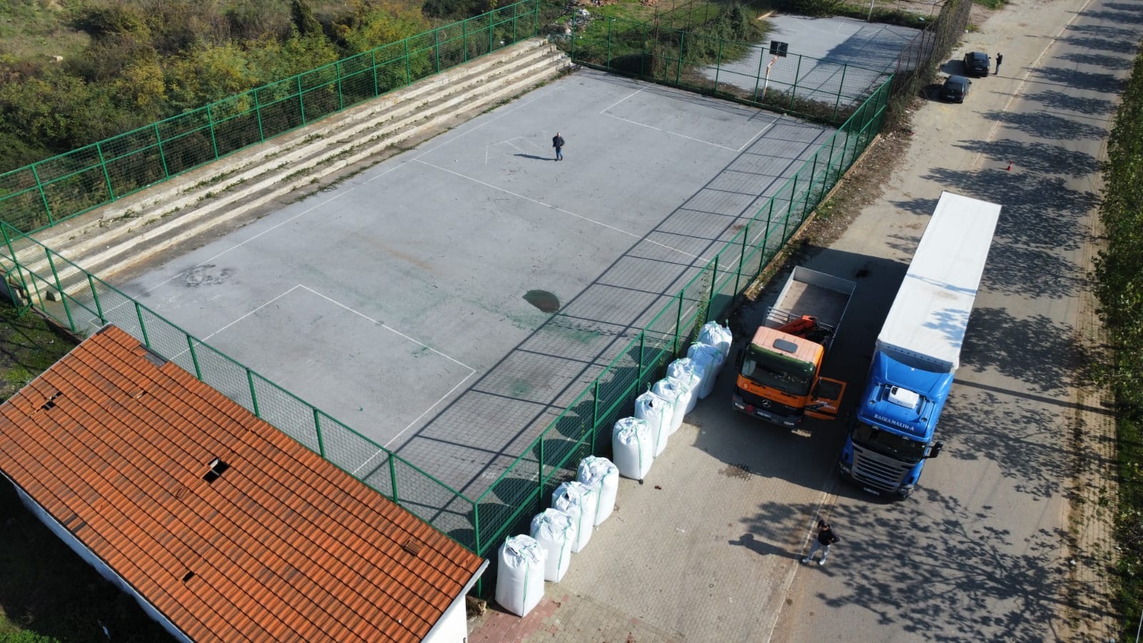 Në fshatin Atmaxhë, po vazdojnë punimet për ngrtjen e tereneve sportive