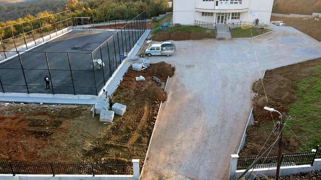 Vazhdojnë punimet për ndërtimin e terrenit sportiv dhe rrethojës së SHFMU “Naim Frashëri” në fshatin Kobaj