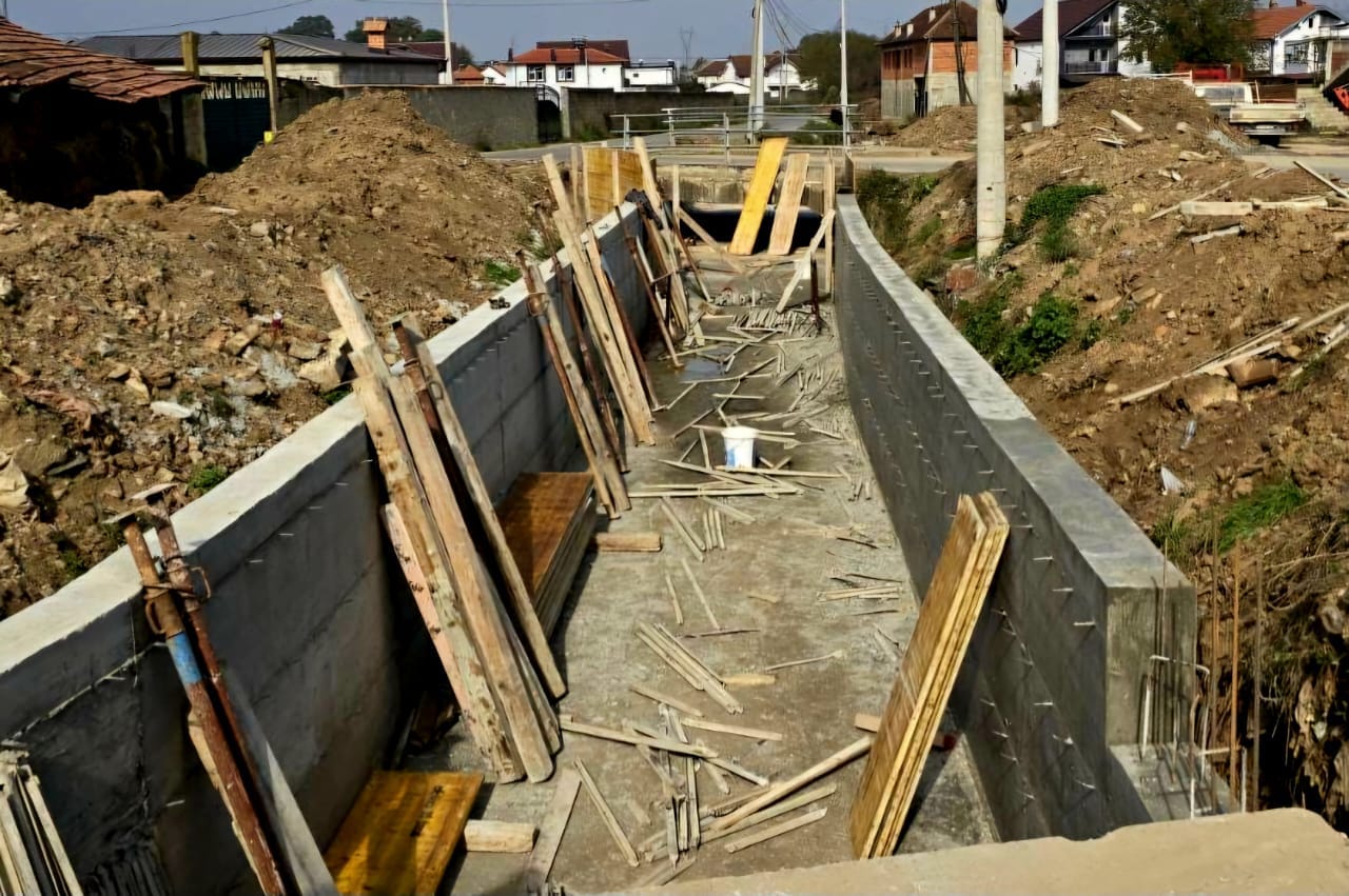Në fshatin Romajë, po vazhdojnë punimet për ndërtimin e përroit për ujërat atmosferik