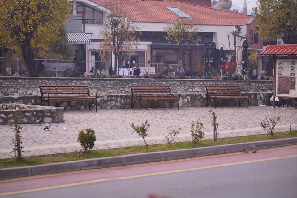 Në zonën historike të Prizrenit, ka filluar vendosja e ulëseve dhe shportave të reja