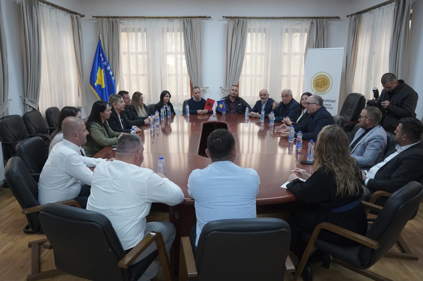 Kryetari Totaj, së bashku me Kryesuesen e Kuvendit Komunal Bytyqi, dhe asambleistë të Kuvendit, ka pritur në takim delegacionin nga Bashkia Bulqizë
