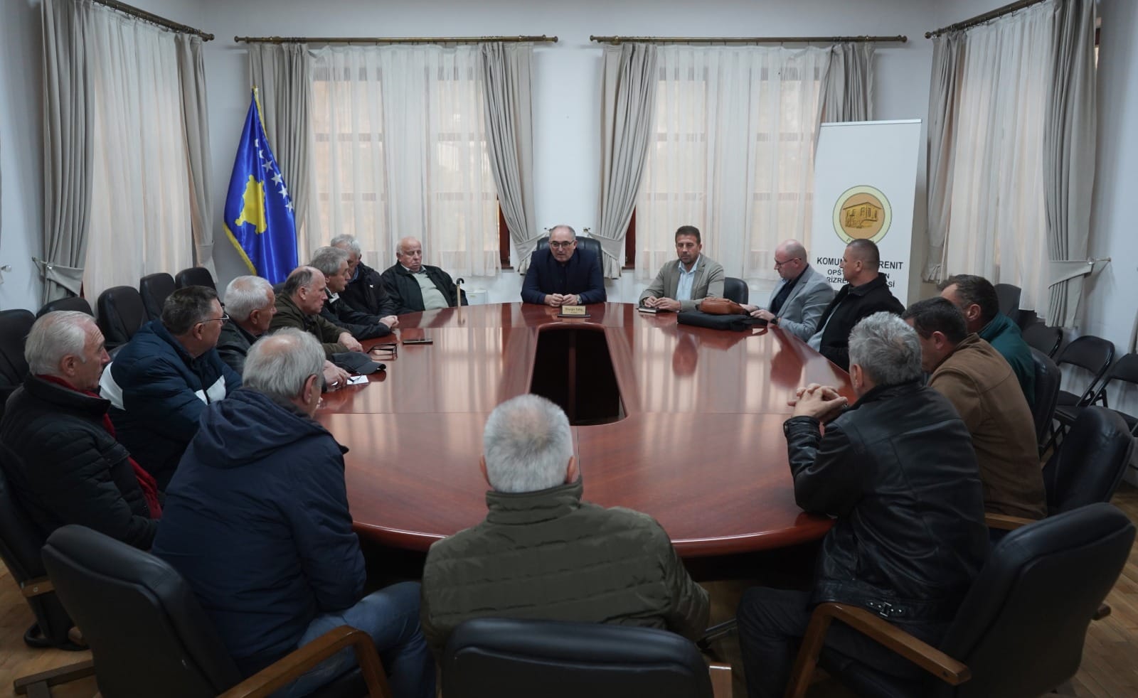 Kryetari Totaj, mbajti takim me banorët e Lubinjës së Epërme, diskutuan për vendimin e AKP-së për shitjen e tokës ku ndodhet burimi i ujit