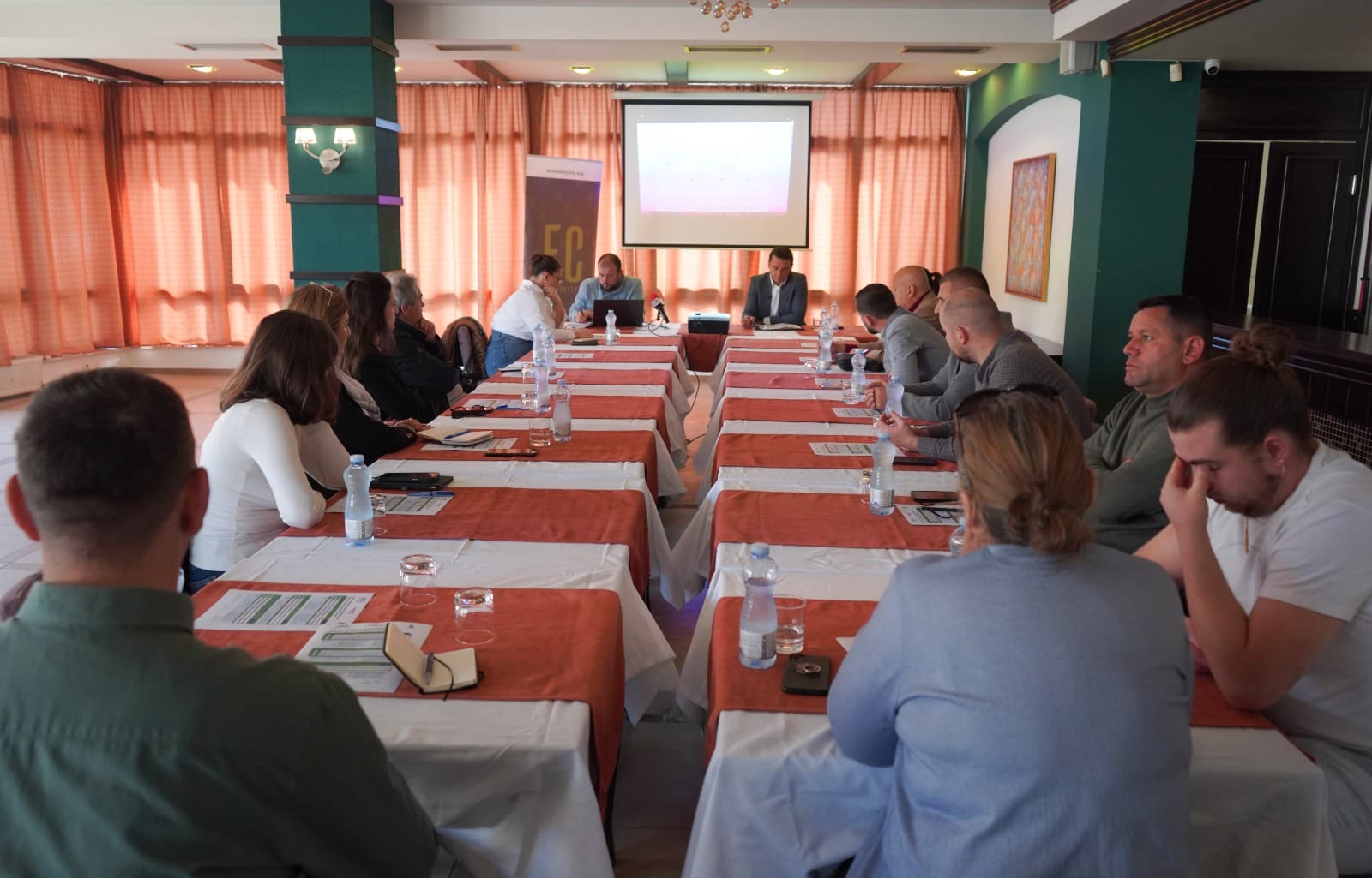 Nënkryetari Gashi mori pjesë në diskutimin publik për prezantimin e zbatimit të “Kartës së Zotimeve”, të organizuar nga OJQ “EC Ma Ndryshe”