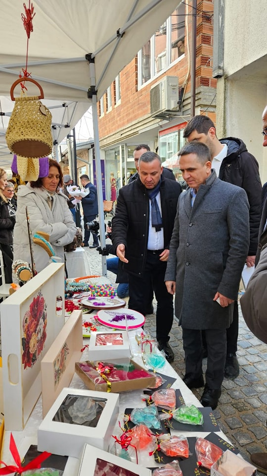 Drejtori i Turizmit dhe Zhvillimit Ekonomik, Ramadan Tarashaj, i shoqëruar me zyrtarë të kësaj drejtorie, morën pjesë sot në Panairin e Artizanateve