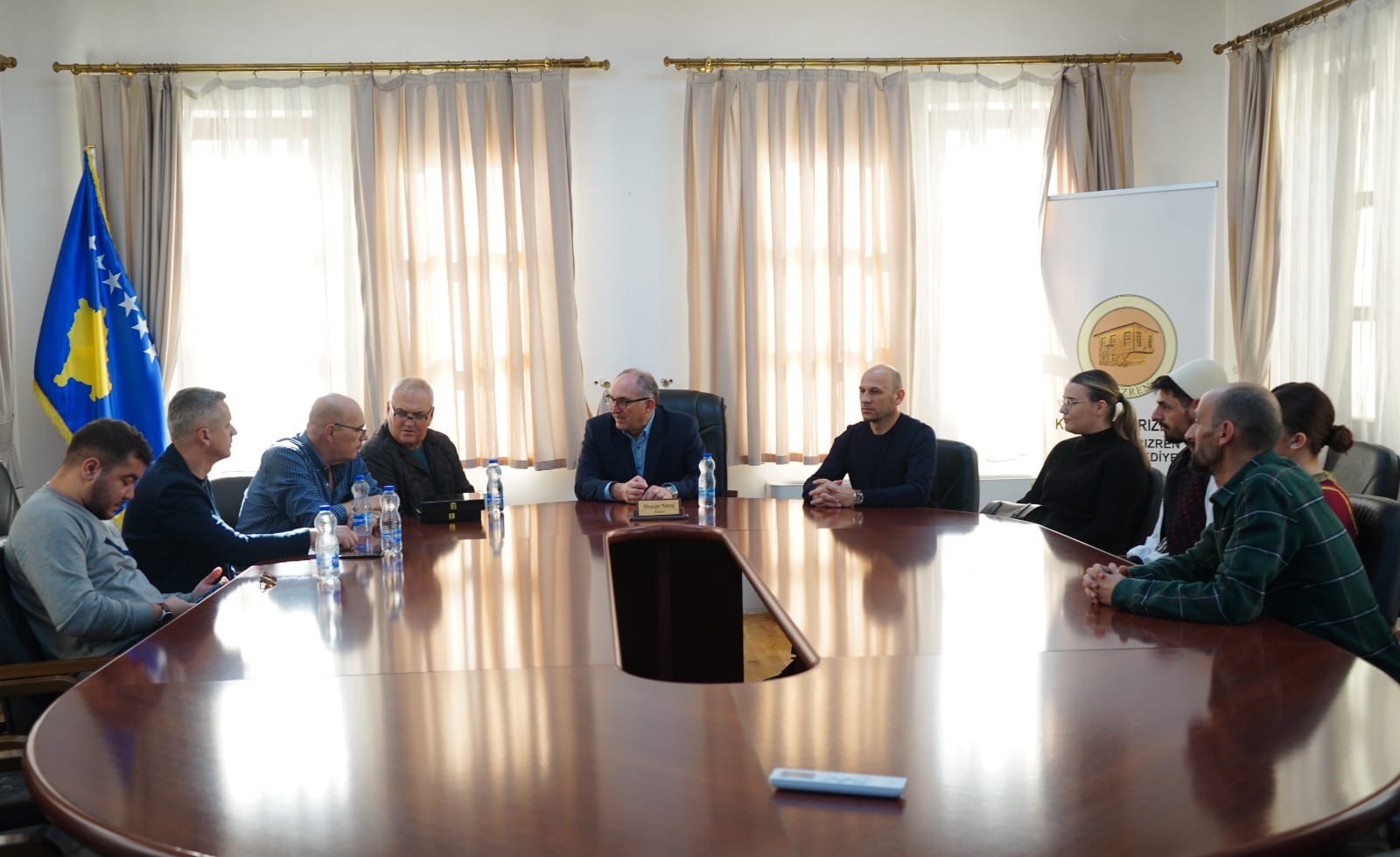 Kryetari Totaj pritur në takim përfaqësuesit e SHKA “Agimi”, shoqërisë më të vjetër kulturo-artistike në Kosovë