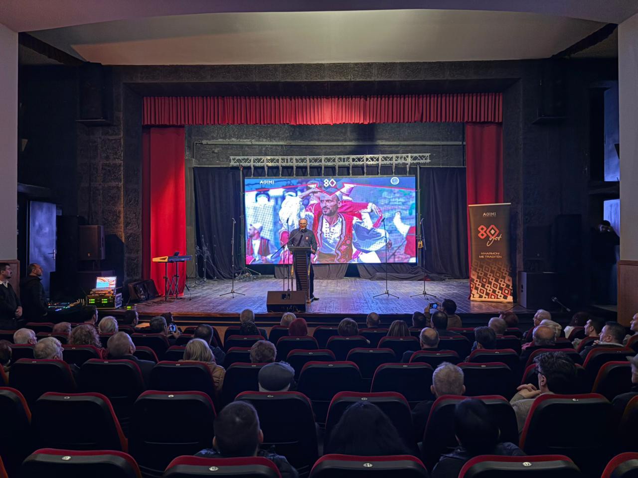Kryetari Totaj mori pjesë në ceremoninë solemne të organizuar në nderim të 80-vjetorit të Shoqërisë Kulturo-Artistike “Agimi”