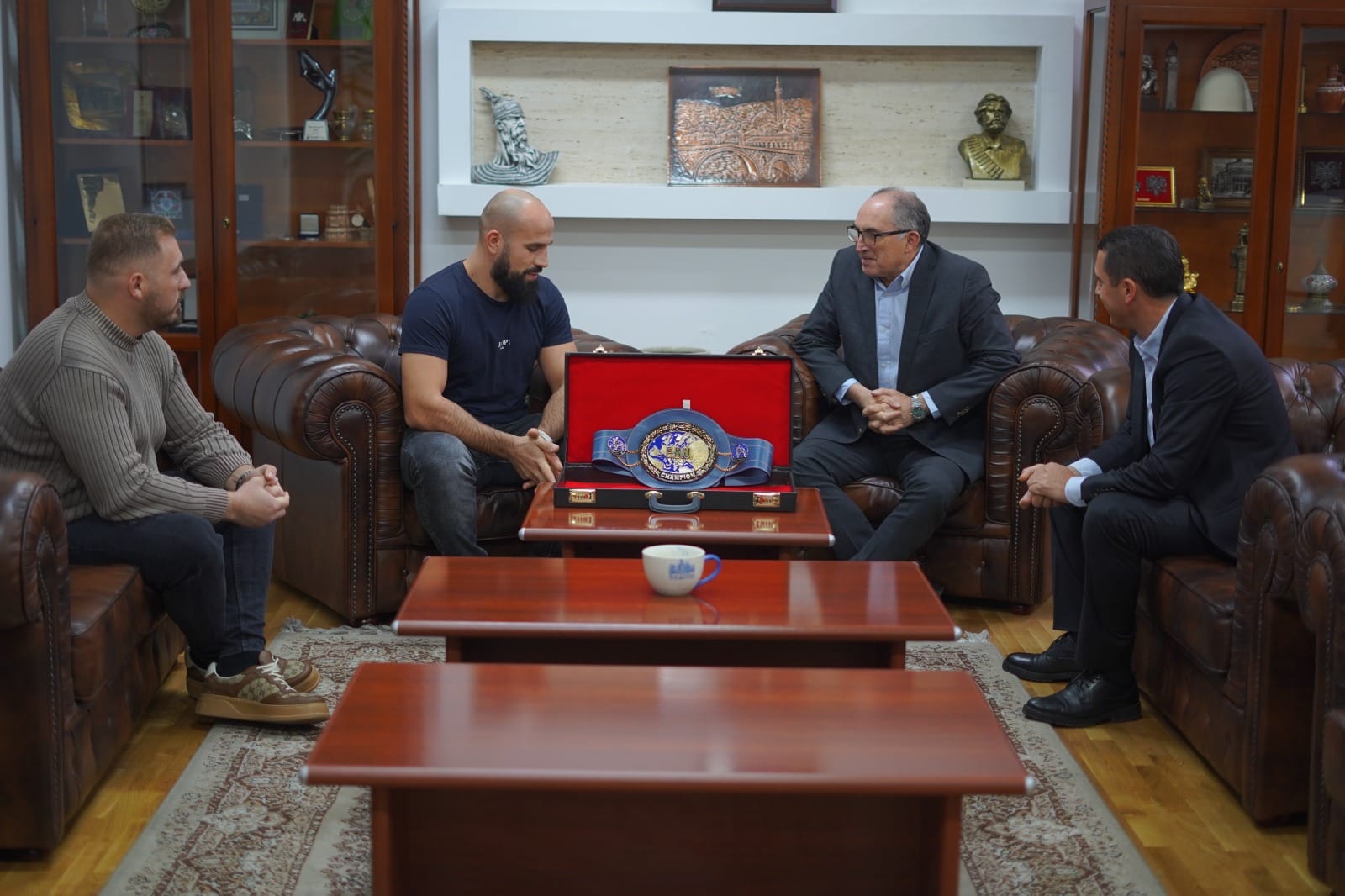 Kryetari Shaqir Totaj pritur ne takim kampionin e ri evropian në versionin EBU për peshat e rënda, prizrenasin Labinot Xhoxhaj