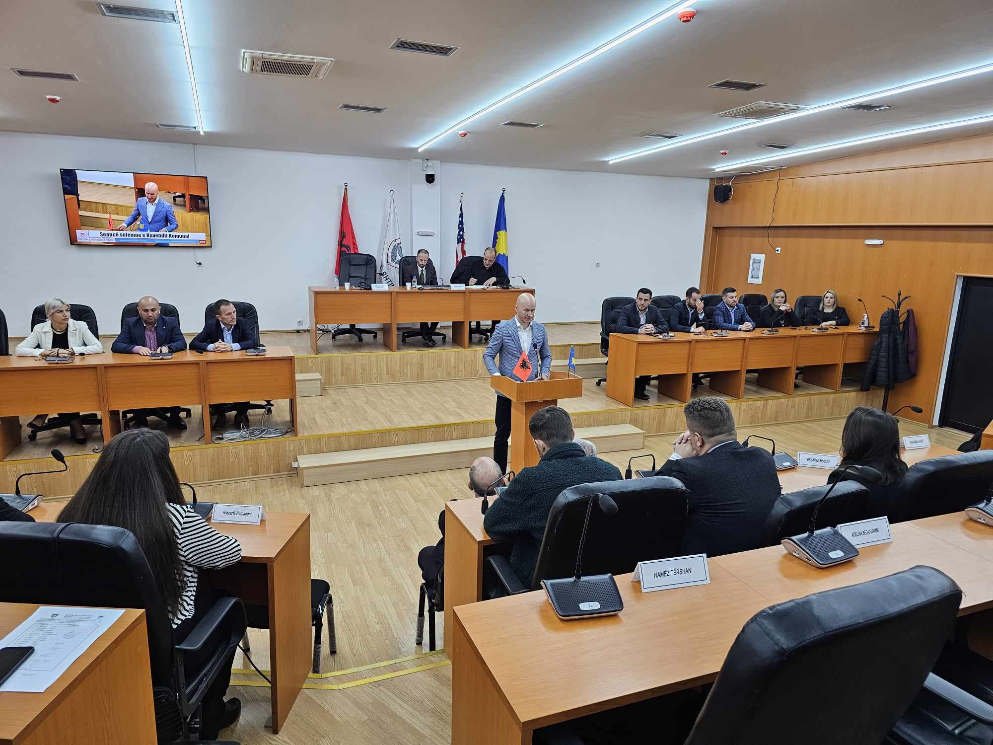 KUVENDI I KOMUNËS MBAN MBLEDHJE SOLEMNE KUSHTUAR EPOPESË SË UÇK-së