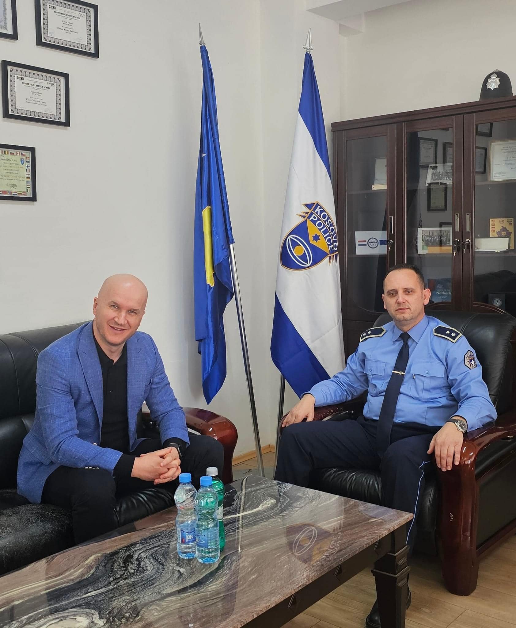 KRYETARI I KOMUNËS, QEMAJL ALIU TAKOI DREJTORIN E POLICISË SË RAJONIT TË FERIZAJT, FATON PLLANA