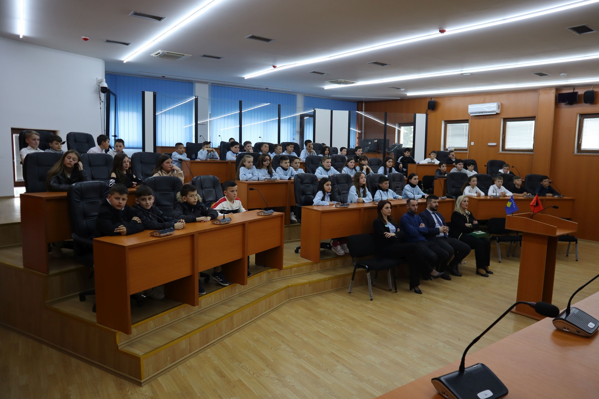 NXËNËSIT E SHKOLLËS SË PETROVËS VIZITOJNË KUVENDIN E KOMUNËS SË SHTIMES