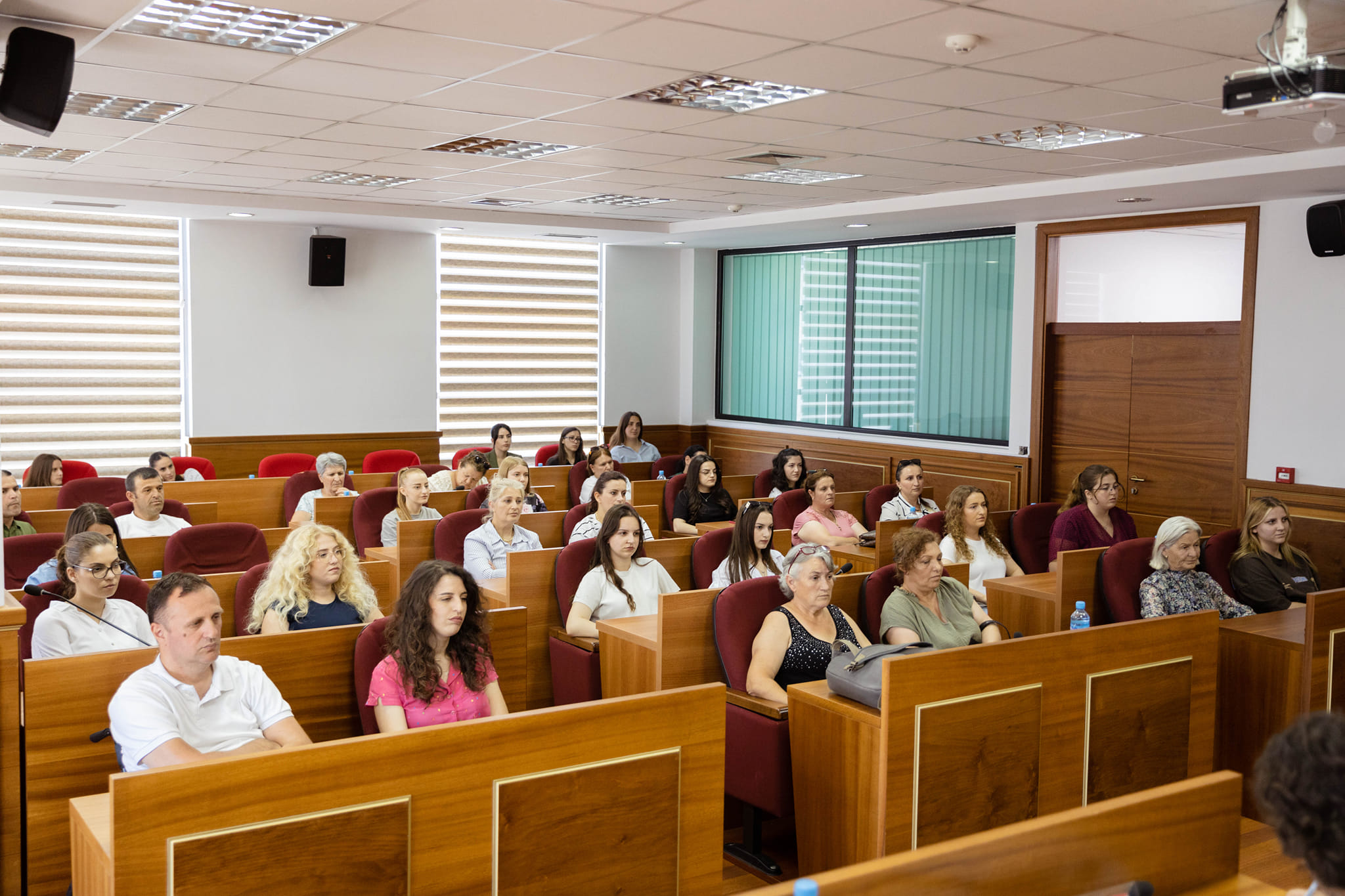 Në sallën e Kuvendit Komunal të Skenderajt sot është mbajtur dëgjimi i parë buxhetor në kuadër të procesit të hartimit të Kornizës Afatmesme Buxhetore 2025-2027.