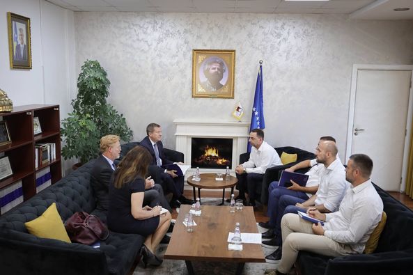 Kryetari i Komunës, Fadil Nura kanë prit sot në takim shefin Zyrës së BE-së në Kosovë, Tomáš Szunyog
