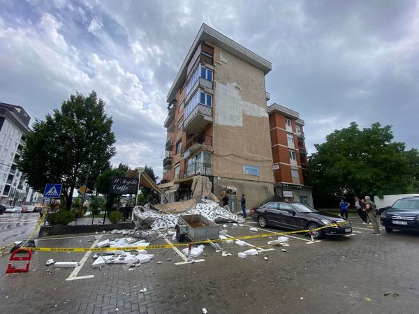 Erërat e forta me shi të rrëmbyeshëm gjatë ditës së sotme kanë shkaktuar dëme materiale në objektin banesor afër Qendrës Kryesore të Mjekësisë Familjare.