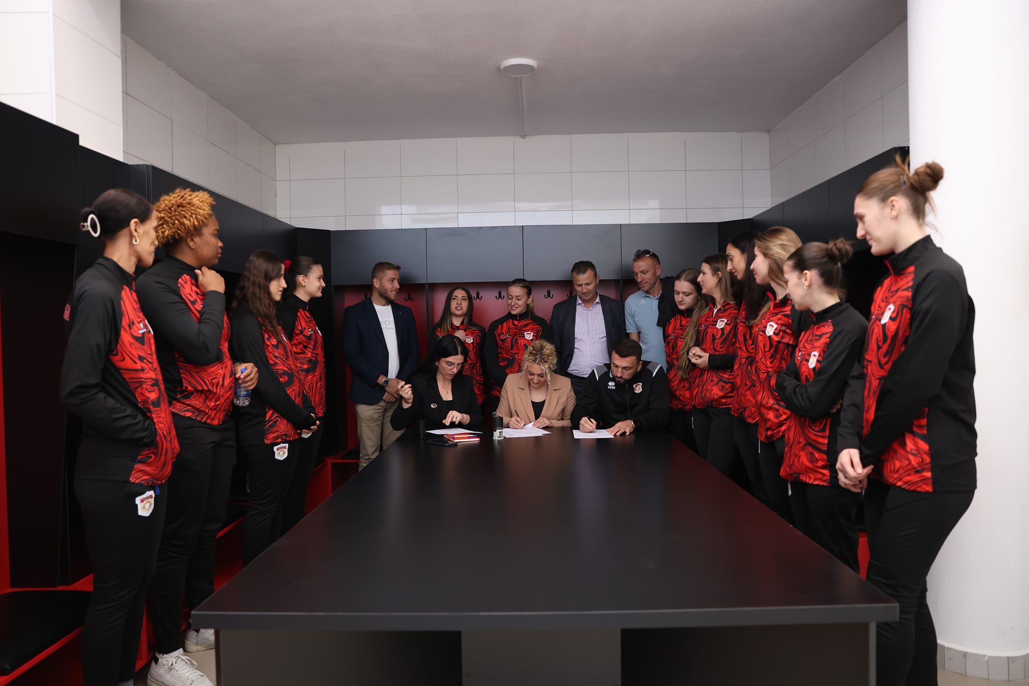 Sot janë përuruar hapësirat e zhveshtores për Klubin e Volejbollit “Skenderaj”
