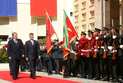 Kryeministri Thaçi fillon vizitën zyrtare në Shqipëri, pritet nga kryeministri Berisha, presidenti Topi, kryeparlamentarja Topalli, kryetari i LSI-së Meta dhe mban një fjalim në Kuvendin e Shqipërisë