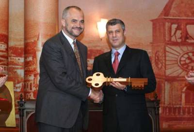 Kryeministri Hashim Thaçi vazhdon vizitën e tij në Shqipëri