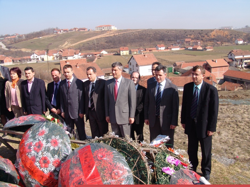 Kryeministri i Qeverisë së Republikës së Kosovës, Hashim Thaçi, ka vizituar Memorialin e Reçakut dhe varrezat e dëshmorëve në Ferizaj, në Kaçanik, në Viti dhe në Zhegër të Gjilanit