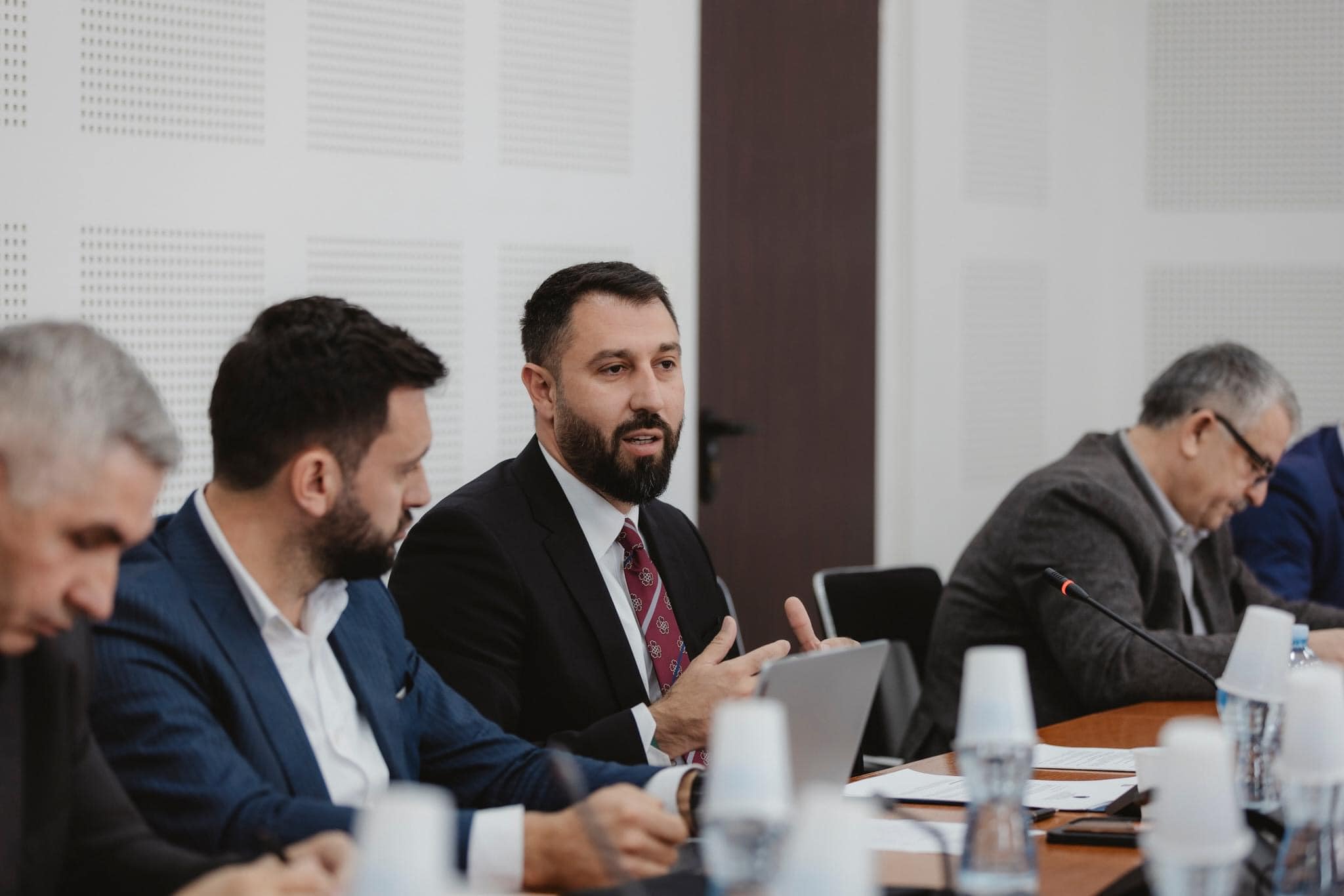 Odobrena su dva nacrta zakona u načelu od strane parlamentarne komisije za javnu administraciju, lokalnu upravu, medije i regionalni (ruralni) razvoj