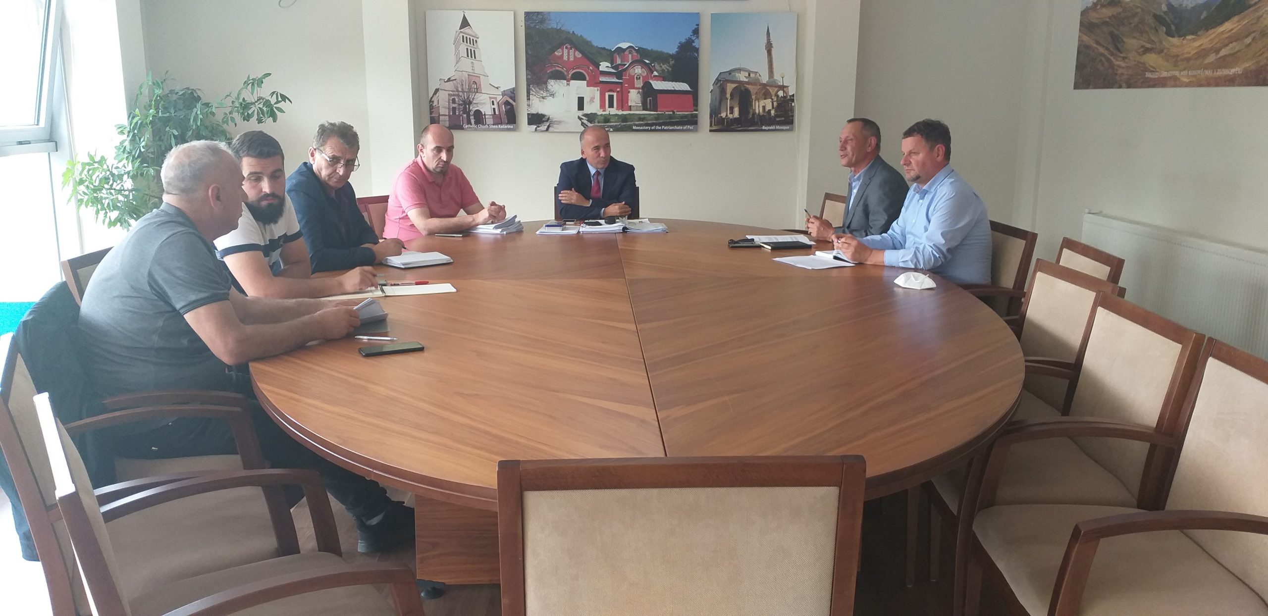Održan je sastanak u opštini Peć u cilju koordinisanja aktivnosti u sprovođenju kapitalnih projekata iz Opštinskog granda za učinak