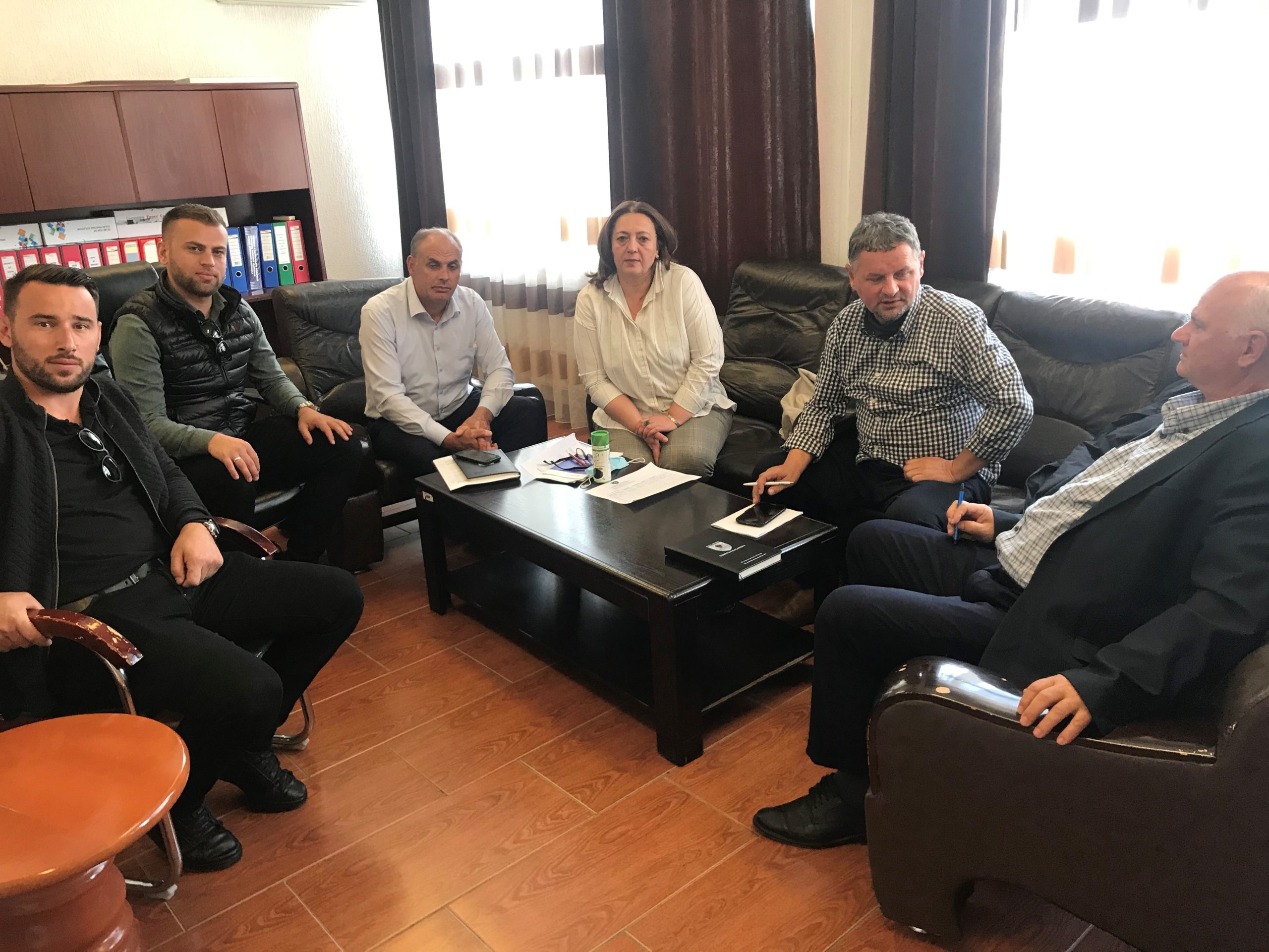 Održan je sastanak u opštini Kačanik u cilju koordinisanja aktivnosti u sprovođenju kapitalnih projekata iz Opštinskog granda za učinak između MALS-a i opštine Kačanik