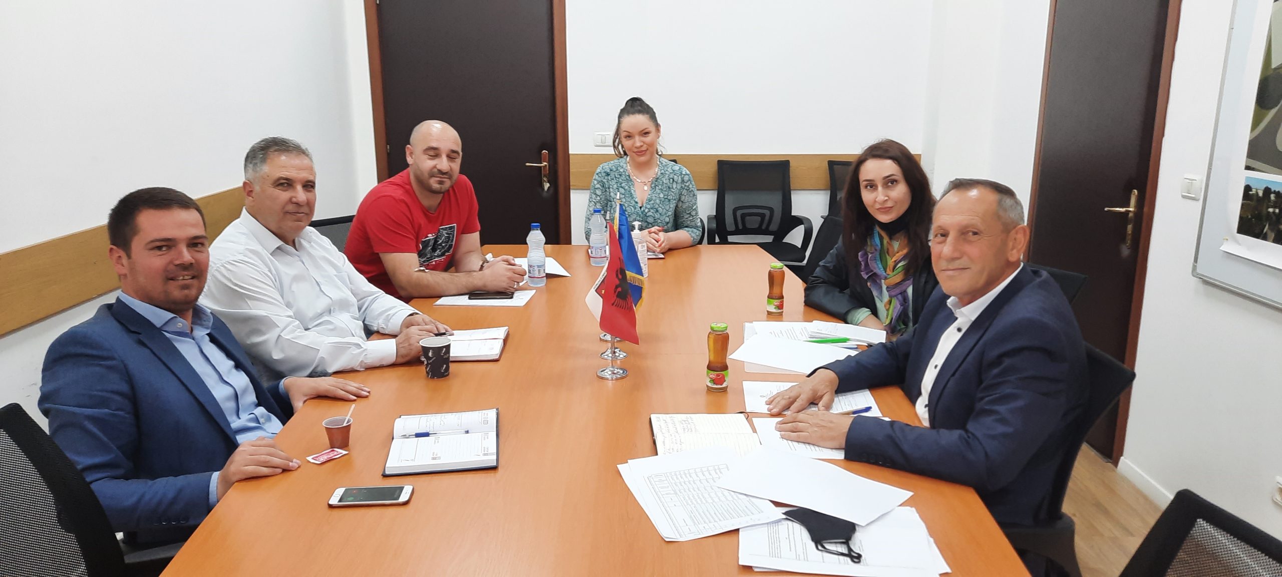 Održan je sastanak u opštini Obilić u cilju koordinisanja aktivnosti u sprovođenju kapitalnih projekata iz Opštinskog granda za učinak
