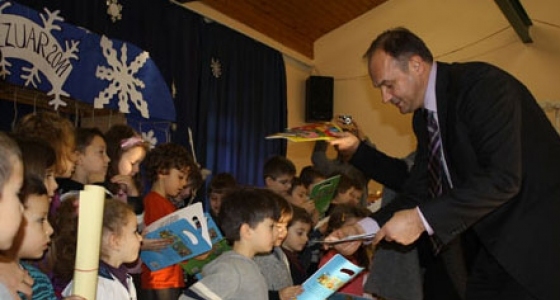 Ministri Hoxhaj vizitoi qendrën e SOS Fshatrave të Fëmijëve