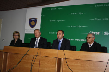 Ministri Hoxhaj dhe kryetari Shabanaj konfirmuar lajmin për ngritjen e pagave të mësimdhënësve