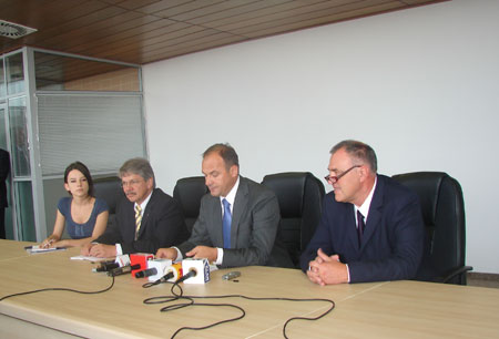 Ministri Hoxhaj emëroi Rektor të Universitetit të Prizrenit