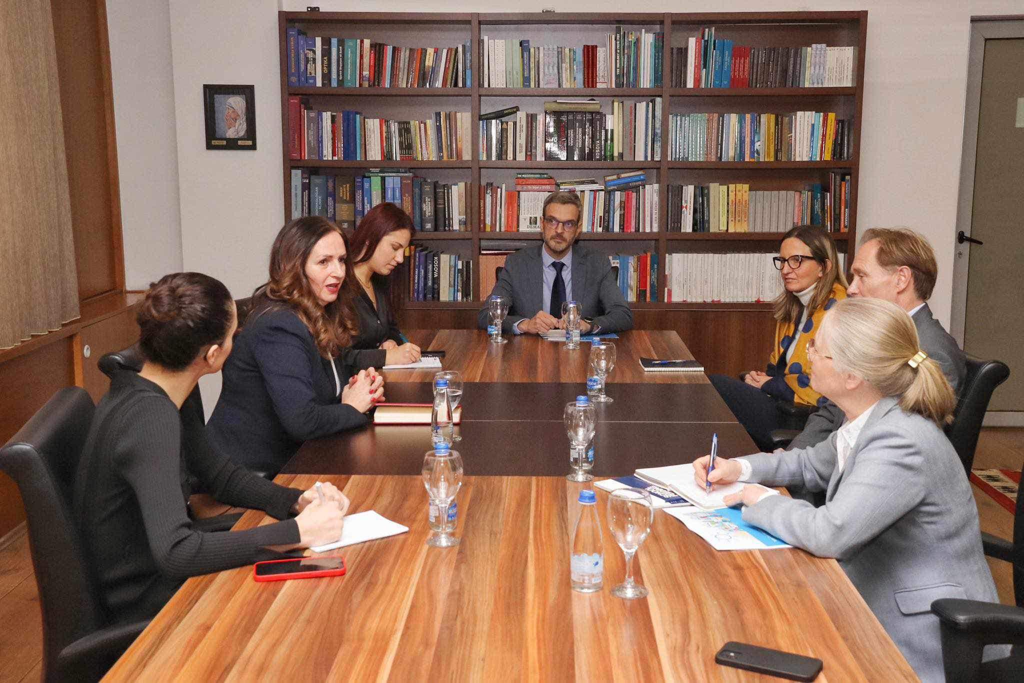 MINISTRJA NAGAVCI PRITI NË TAKIM AMBASADORIN E SUEDISË NË KOSOVË, JONAS WESTERLUND, DHE PËRFAQËSUESIT E KOMPANISË NDËRKOMBËTARE TETRA PAK.
