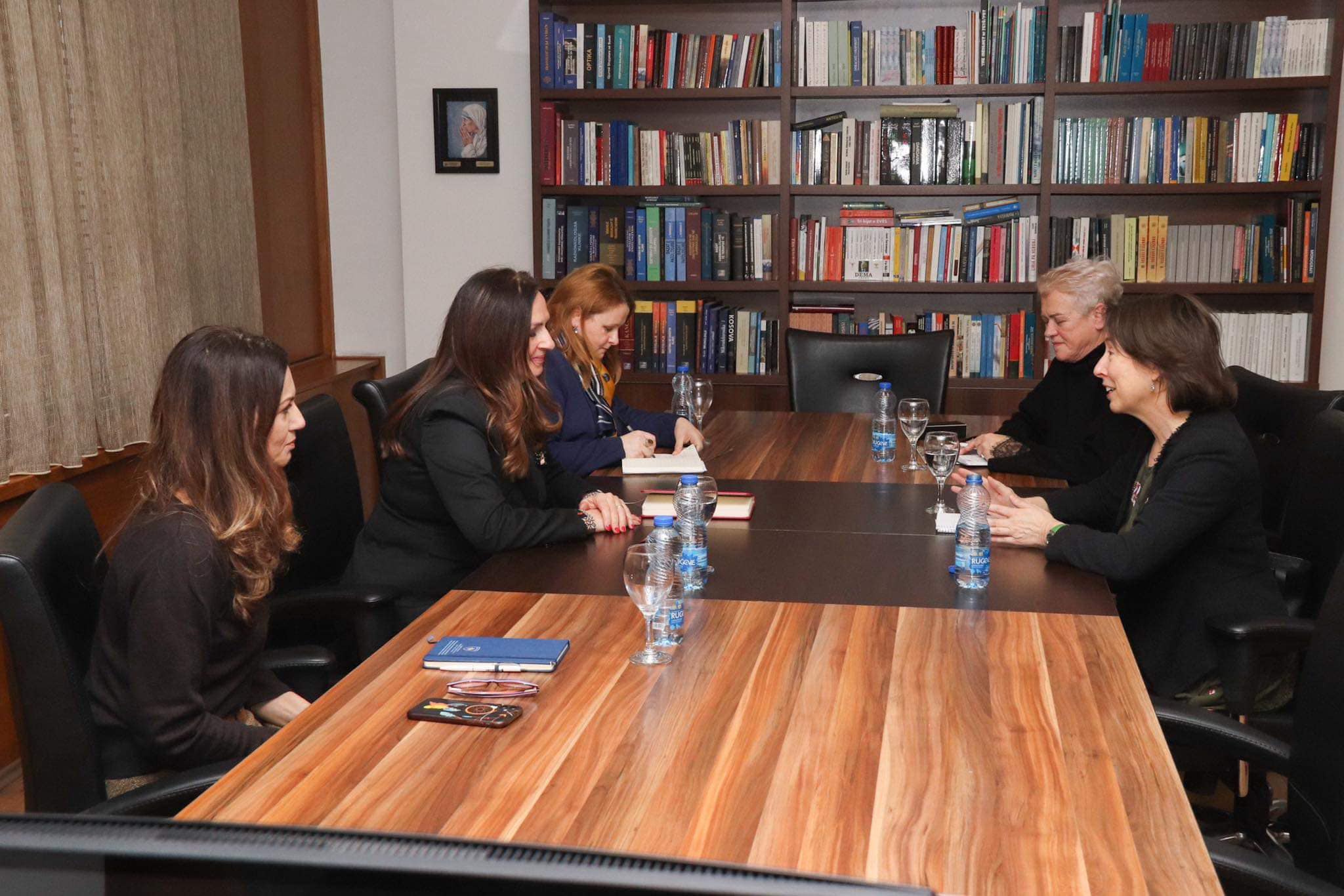 MINISTRJA NAGAVCI TAKOI ANËTARËT E USKEB, BISEDUAN PËR ZBATUESHMËRINË E PROGRAMIT FULBRIGHT