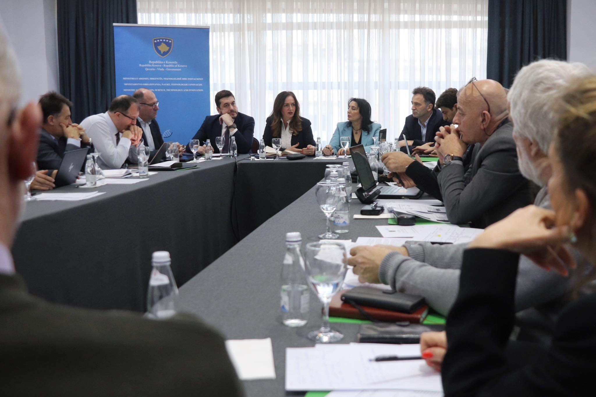U MBAJT DISKUTIM NË LIDHJE ME PËRMIRËSIMIN E PERFORMANCËS DHE NGRITJEN E LLOGARIDHËNIES NË ARSIM
