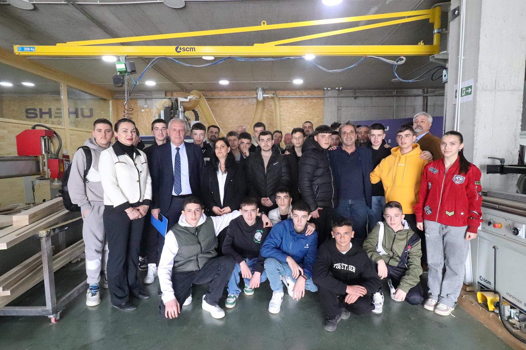 24 NXËNËS TË PROFILIT TË ZDRUKTHTARISË NËNSHKRUAN KONTRATA PËR MËSIM NË VENDIN E PUNËS