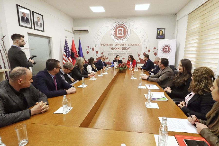 MINISTRJA NAGAVCI U PRIT NË TAKIM NGA REKTORI I UNIVERSITETIT TË PEJËS