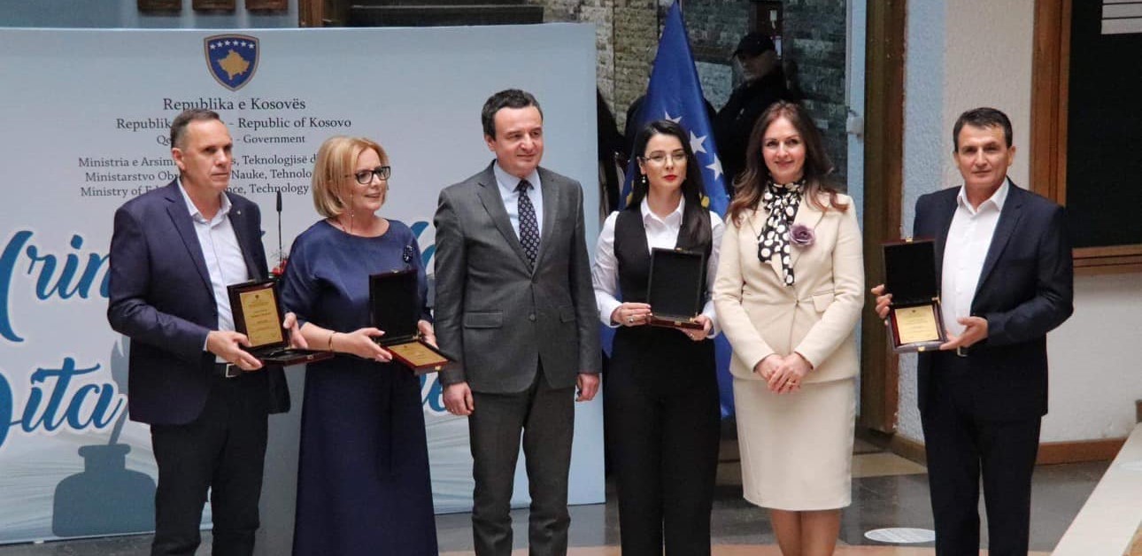 KRYEMINISTRI KURTI DHE MINISTRJA NAGAVCI NDANË ÇMIMIN “SHABAN JASHARI” PËR MËSIMDHËNËSIT E VITIT