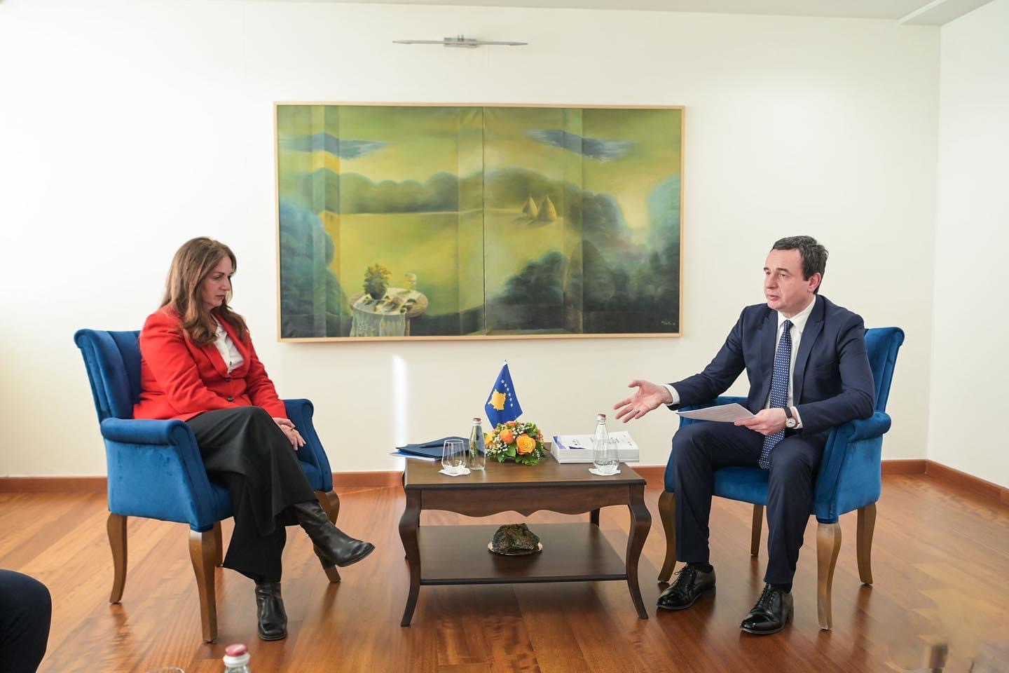 Ministrja Nagavci ia dorëzoi kryeministrit Kurti Raportin e fazës së parë të rishikimit të teksteve shkollore