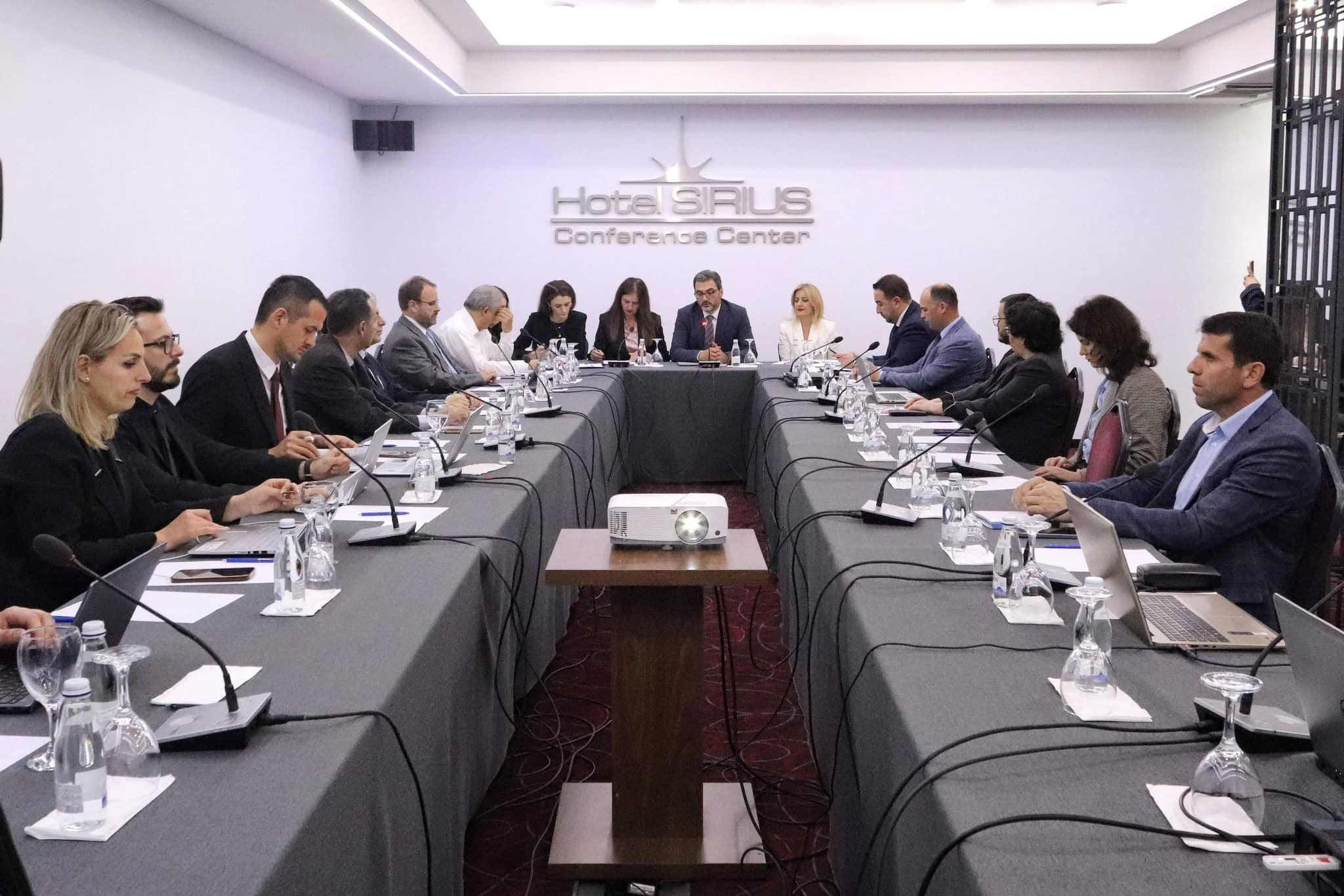 U MBAJT TRYEZA E DISKUTIMIT “PREJ POLITIKAVE NË PRAKTIKË: SHQYRTIMI I PROGRESIT NË ARSIM TË LARTË DHE SHKENCË”