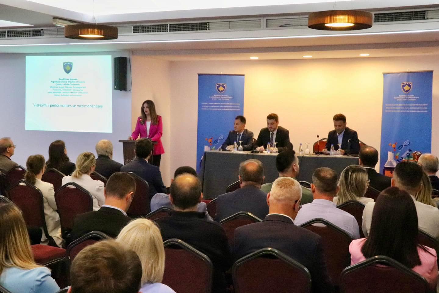 MAShTI prezantoi Udhëzuesin për vlerësimin e performancës së mësimdhënësve