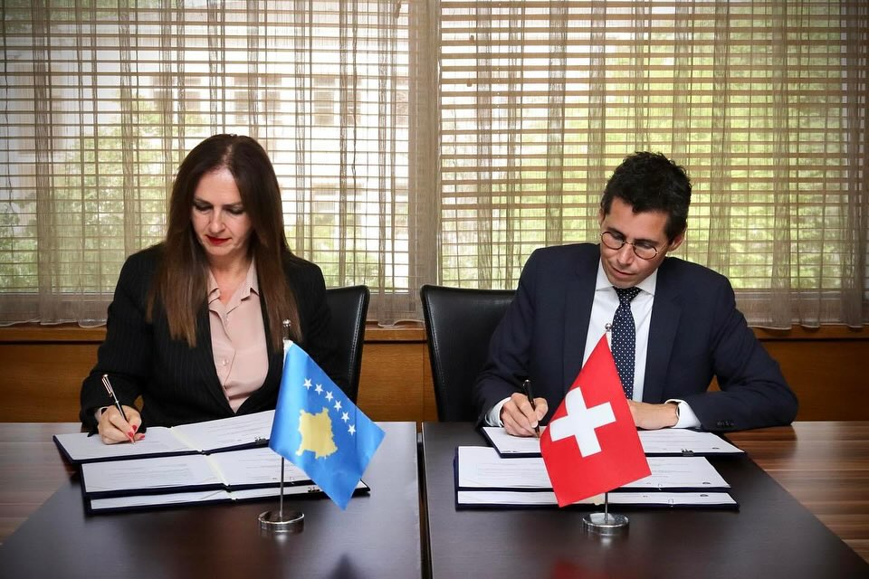 MINISTRJA NAGAVCI DHE AMBASADORI ZVICERAN, SPRECHER NËNSHKRUAN MARRËVESHJE BASHKËPUNIMI