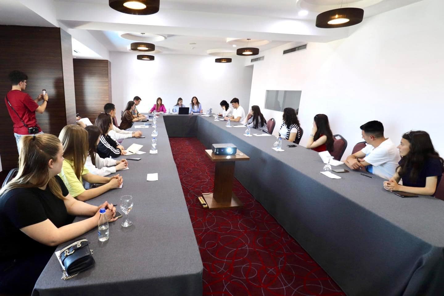 U MBAJT TRYEZA E DISKUTIMIT “SFIDAT E STUDENTËVE TË UNIVERSITETEVE PUBLIKE NË KOSOVË”