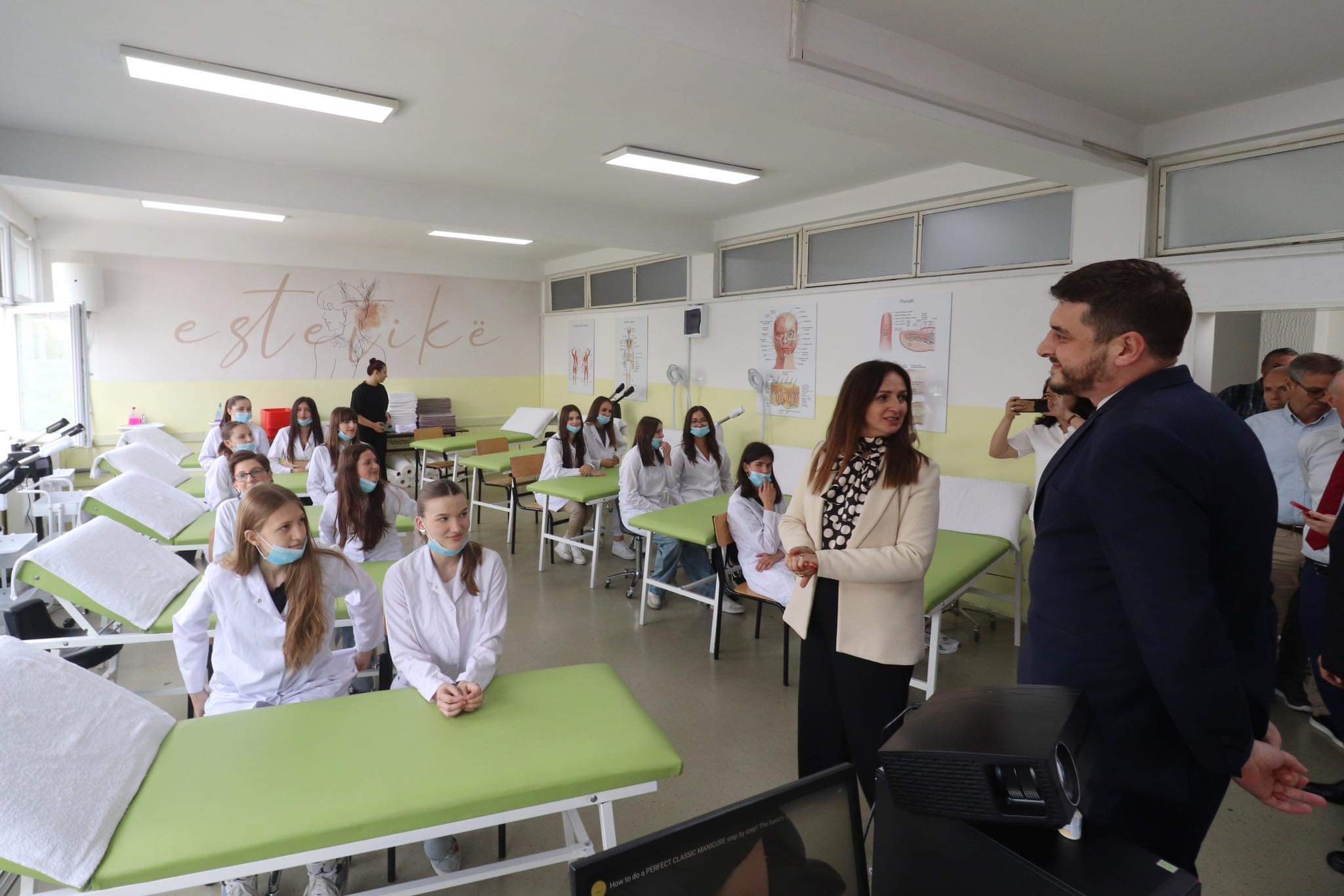 Ministrja Nagavci vizitoi dy shkolla profesionale në Prishtinë në të cilat është duke u zbatuar mësimi dual