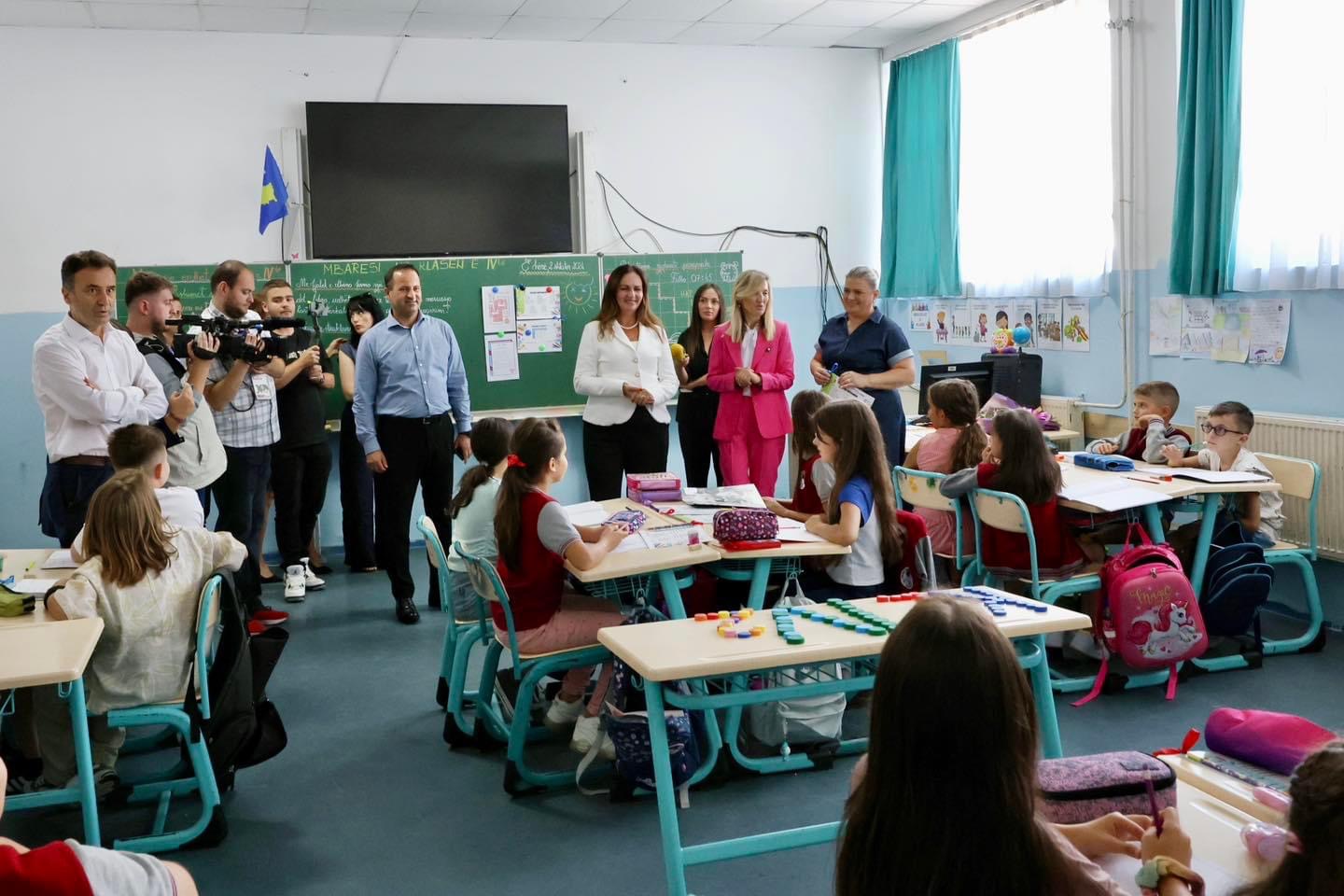 Ministrja Nagavci vizitoi dy shkolla në Prishtinë, në ditën e parë të vitit shkollor