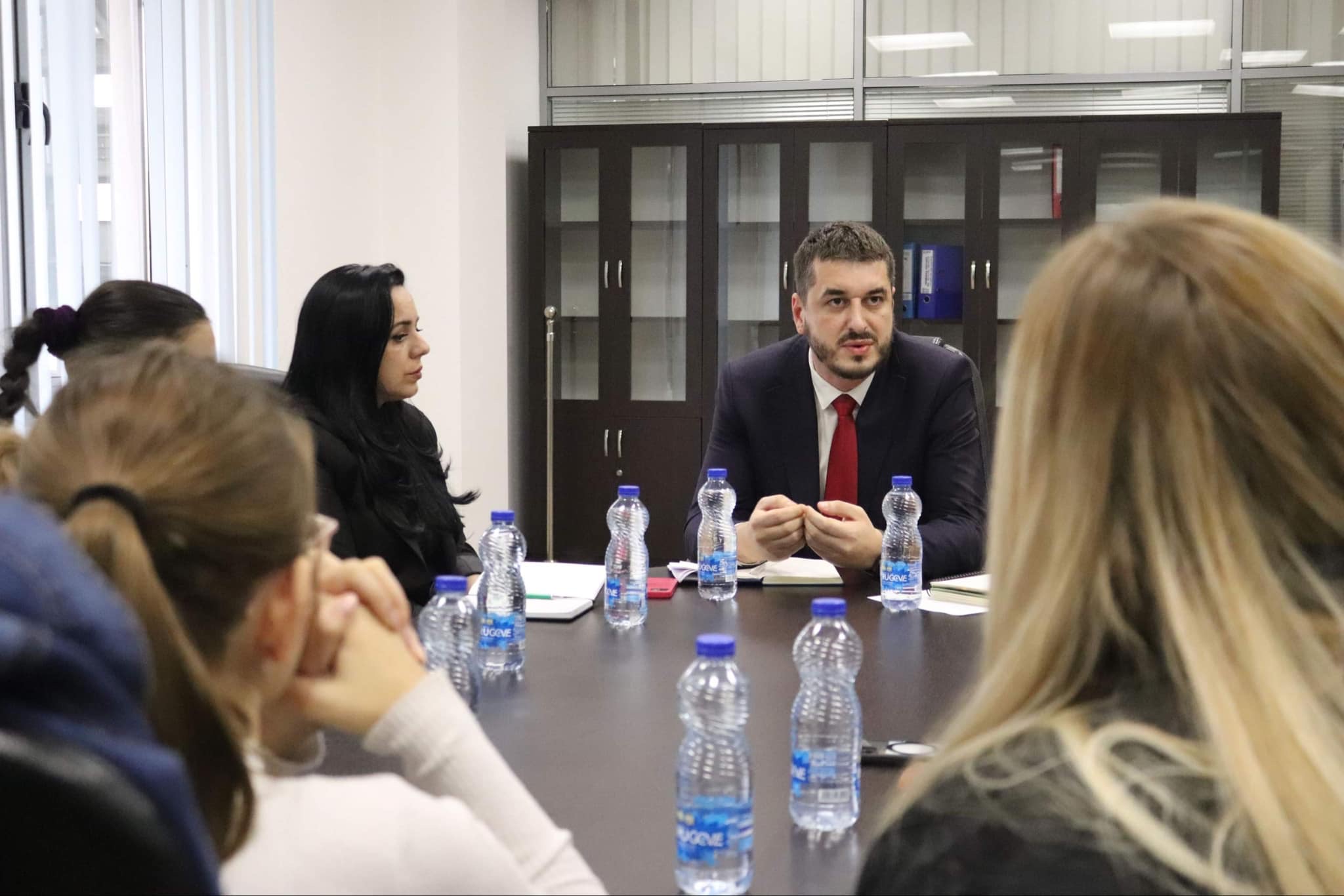 Zëvendësministri Kelmendi priti në takim përfaqësuesit e HANDIKOS dhe Grupit Hëna / Save the Children